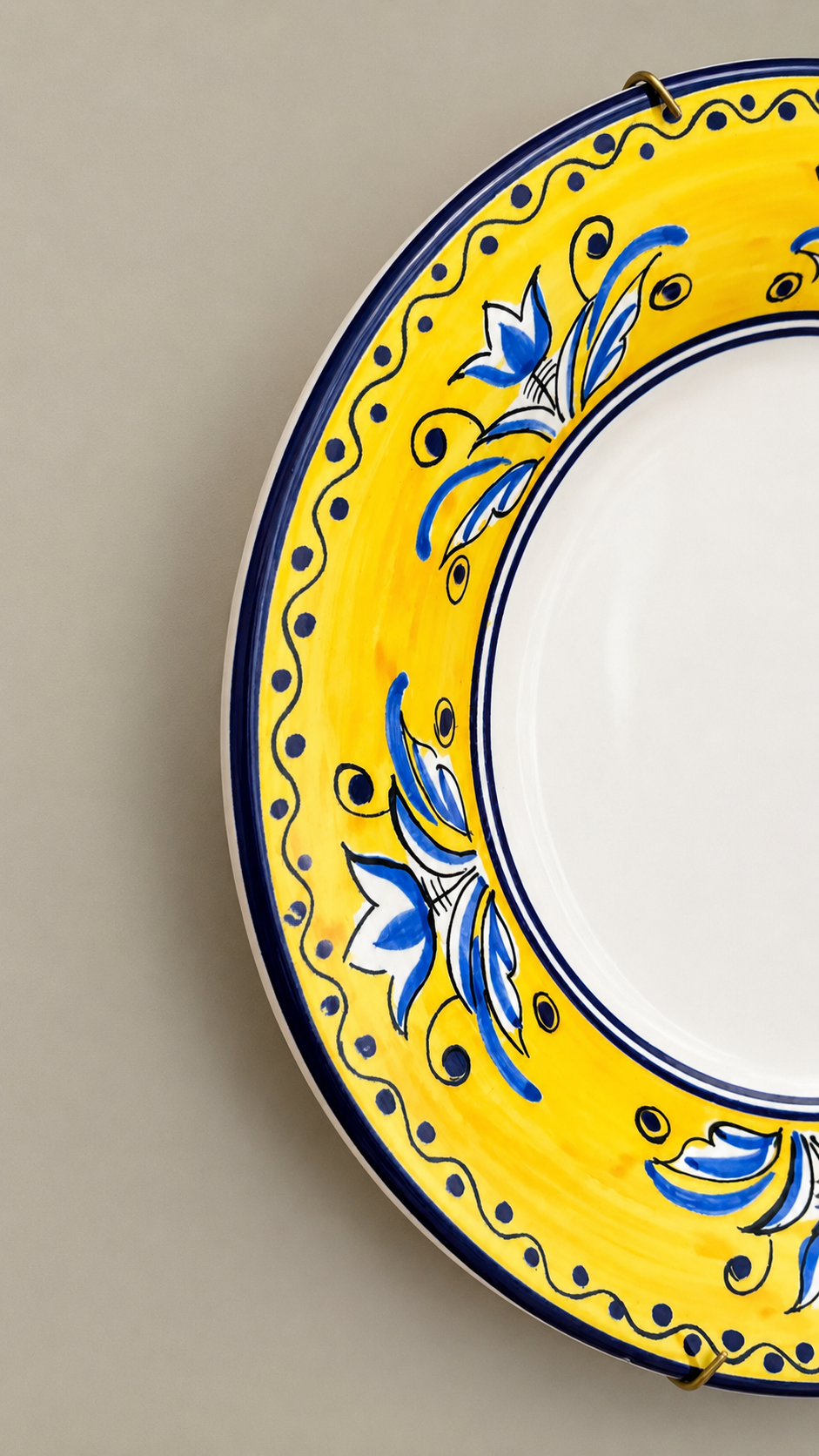 Detalhe de prato amarelo floral