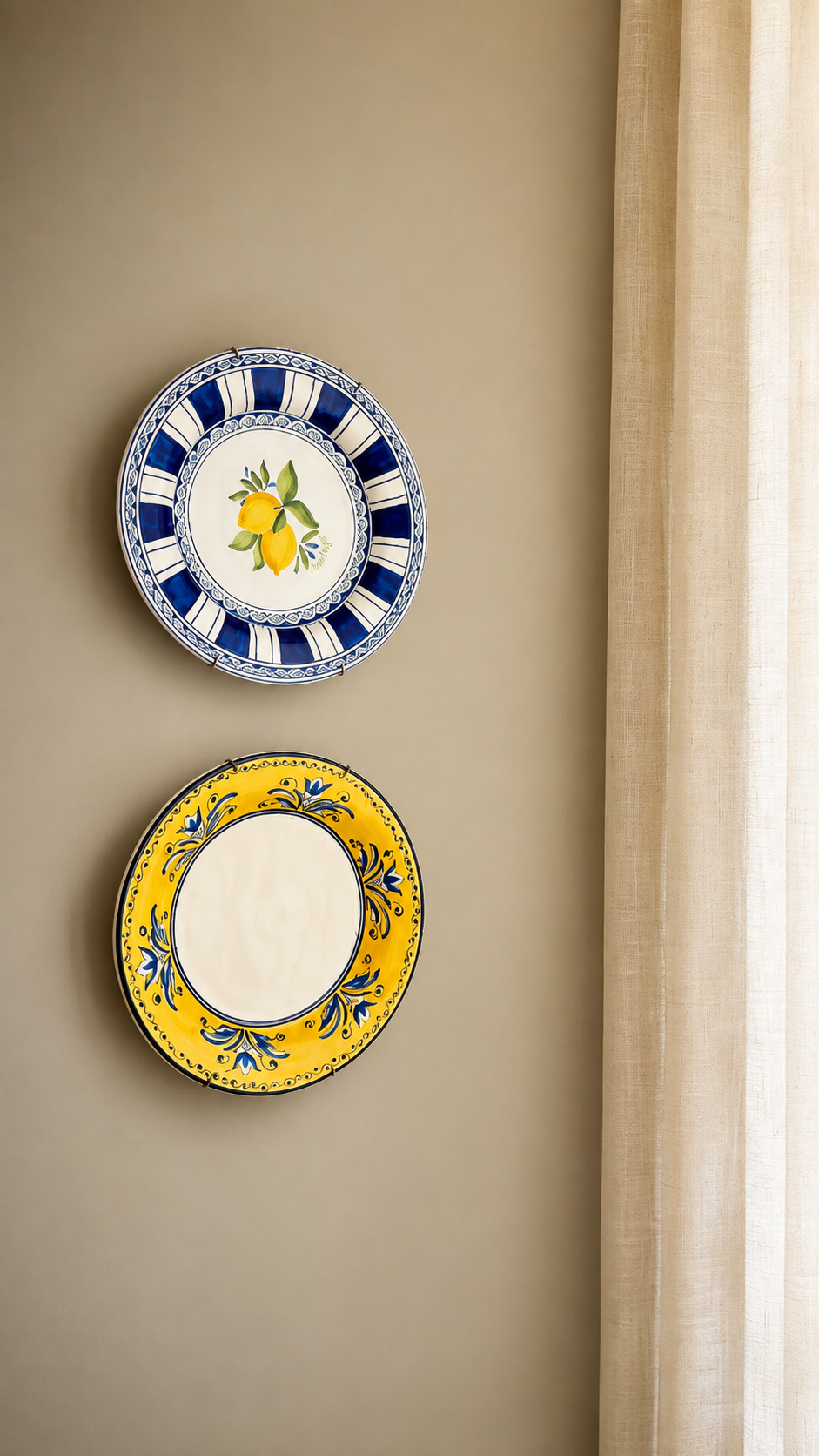 Pratos decorativos em uma parede ao lado da cortina